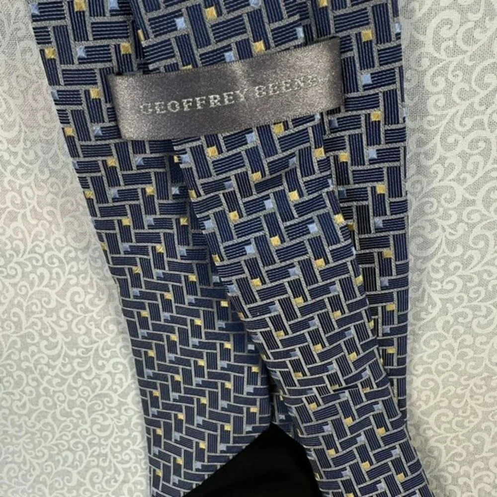 Geoffrey Beene 100% Silk Blue Geometric Boxed Dotted‎ 3 3/4 inch Neck Tie